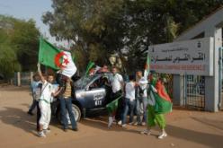 إقبال جماهيري مكثّف على السفارة الجزائرية للحصول على العلم الوطني