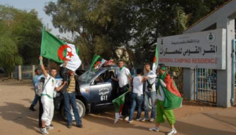 إقبال جماهيري مكثّف على السفارة الجزائرية للحصول على العلم الوطني