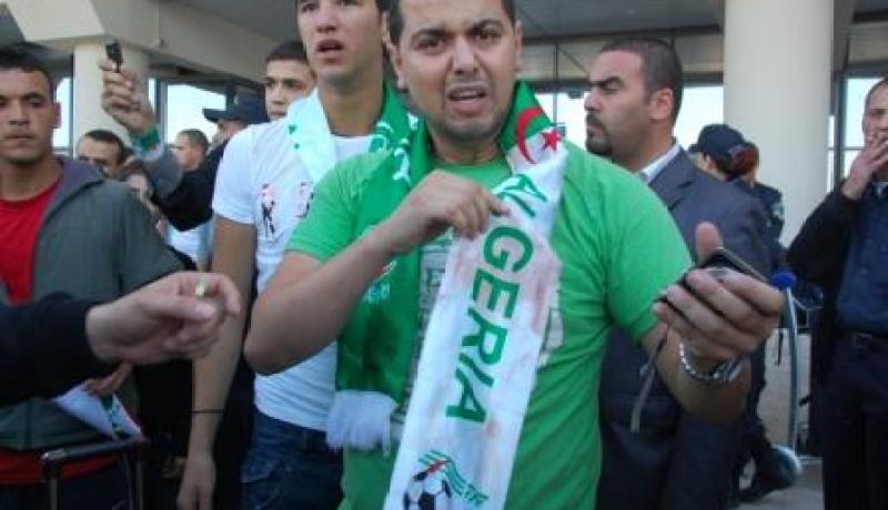 البوليس و المناصرون يهجمون على الوفد الإعلامي و الفنانين داخل مطار القاهرة