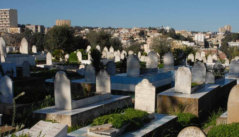 توقيف مشعوذ موريتاني وامرأة ينبشان قبرا لدسّ السحر في تلمسان!