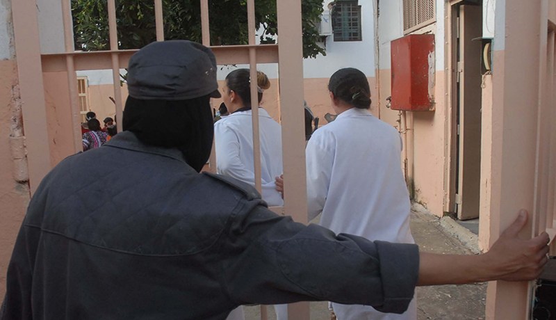 حارسات يعذبن امرأة داخل سجن سكيكدة بأمر من المدير