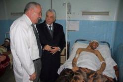 الوزير الطيب لوح يزور الزميل حسين بن الربيع ويطمئن على وضعه الصحي