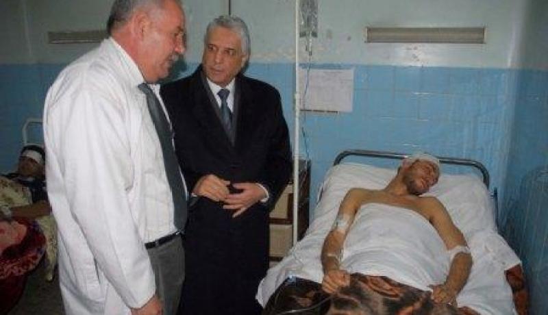الوزير الطيب لوح يزور الزميل حسين بن الربيع ويطمئن على وضعه الصحي