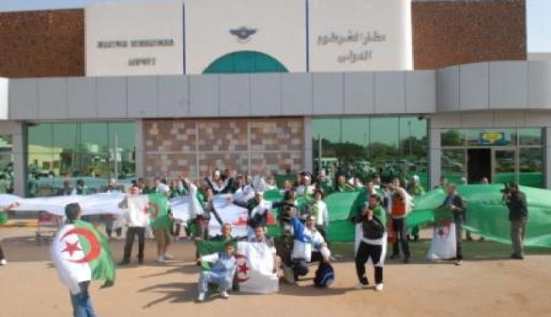 وصول المجموعة الأولى من المناصرين الجزائريين إلى الخرطوم