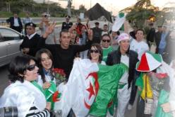 أنصار يحرمون من التذاكر وأمن الجيزة يحتجز جزائريين بسبب العلم