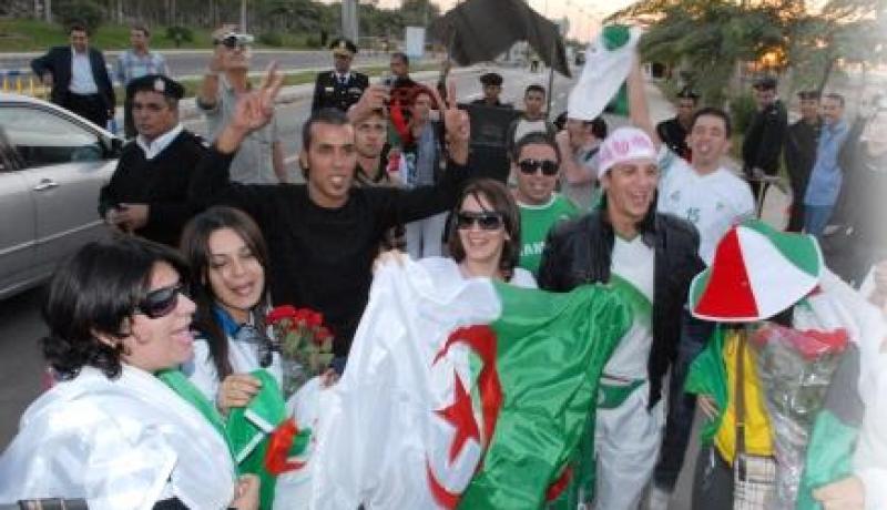 أنصار يحرمون من التذاكر وأمن الجيزة يحتجز جزائريين بسبب العلم