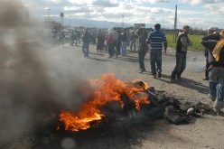 محتجون يقطعون طريق موكب الوالي في احمر العين بتيبازة