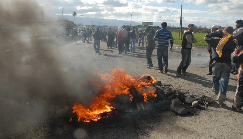 محتجون يقطعون طريق موكب الوالي في احمر العين بتيبازة