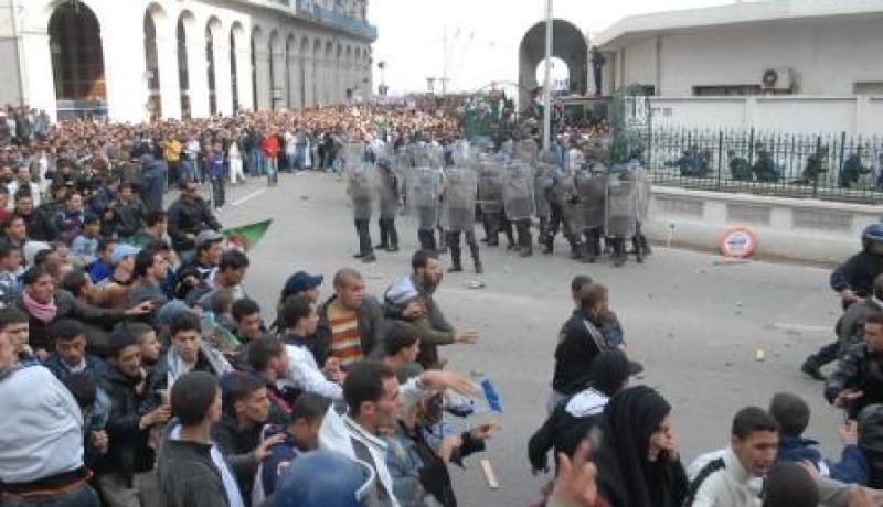 مواجهات عنيفة في شوارع العاصمة بسبب منع وصول المتظاهرين إلى السفارة الأمريكية