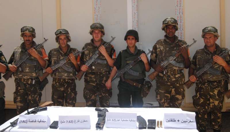 بالصور.. اكتشاف مخبأ للأسلحة والذخيرة بإن أميناس