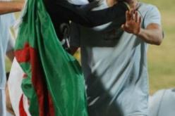 مشجع يجتاح الميدان من أجل زياني