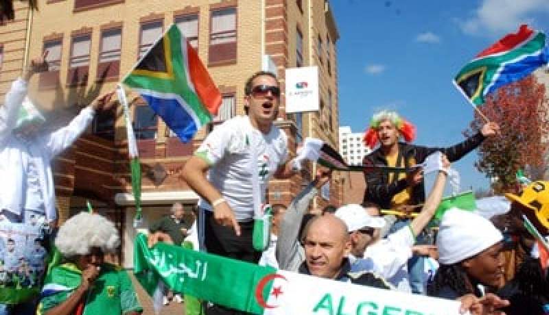 البريطانييون يشجعون المنتخب الجزائري ضد منتخب بلادهم في كأس العالم