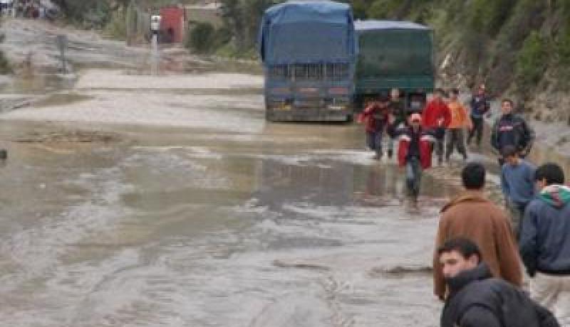 التقلبات الجوية تودي بحياة 3 أطفال جرفتهم مياه الأودية