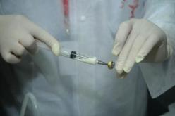 وزراء سابقون وأطباء يتلقون لقاح أش1أن1 في السفارة الفرنسية…