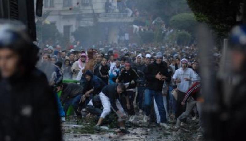 مظاهرات غزة تتحول إلى رفع شعارات الفيس وأعمال سرقة وتخريب