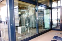 مناصرون يخرّبون مطار العاصمة واعتقال أكثر من 50 شابا في الأحداث الأخيرة