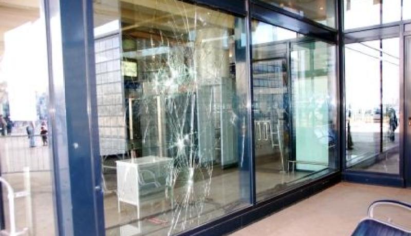 مناصرون يخرّبون مطار العاصمة واعتقال أكثر من 50 شابا في الأحداث الأخيرة