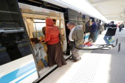 الميترو يستقطب اهتمام العاصميين الراغبين في زيارة الأقارب أو التنزه في ثاني أيام العيد