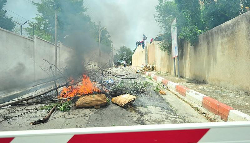 سكان بلدية الطريفاوي في الوادي يحتجون ويغلقون الطريق