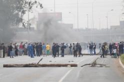 سكان حي سيدي امحمد يغلقون الطريق السريع بباب الزوار