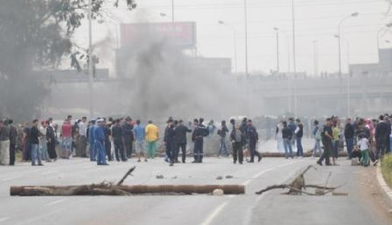 سكان حي سيدي امحمد يغلقون الطريق السريع بباب الزوار