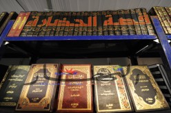 غياب الجمهور وتركيز على الكتب الدينية