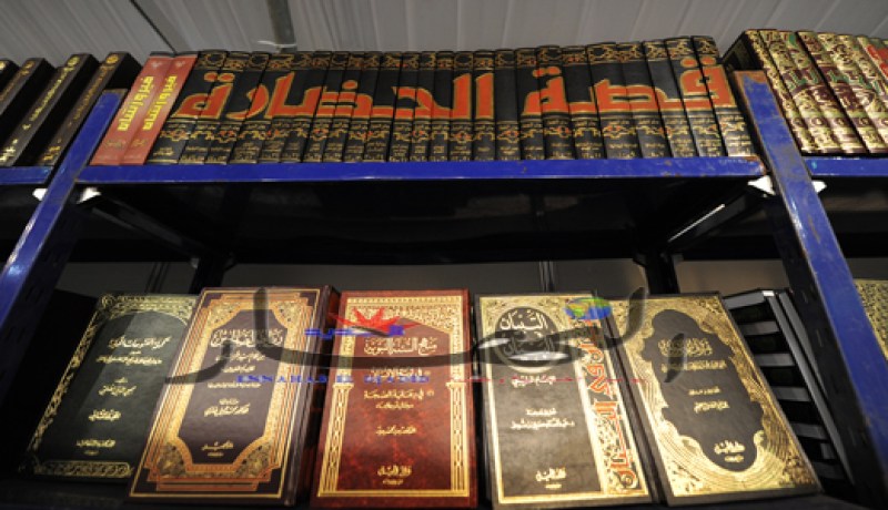 غياب الجمهور وتركيز على الكتب الدينية