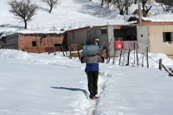 الثلوج تحاصر عائلات في منازلها وتغلق الطرقات