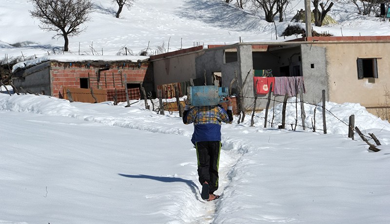 الثلوج تحاصر عائلات في منازلها وتغلق الطرقات