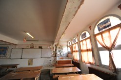 التلاميذ يدرسون بغرف تبريد.. والمديرون ينامـون على 70 مليارا