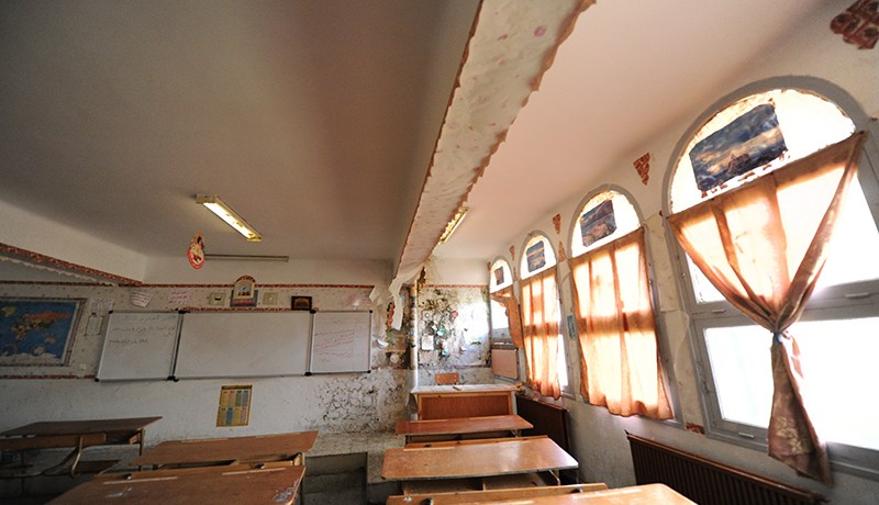 التلاميذ يدرسون بغرف تبريد.. والمديرون ينامـون على 70 مليارا