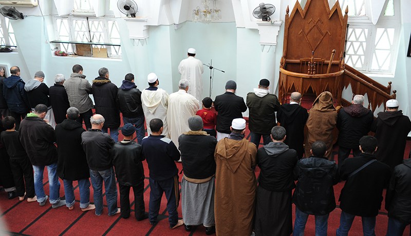 الأكياس.. الحقائب والرّزم ممنوعة داخل المساجد
