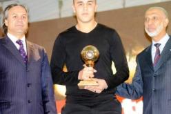 بوڤرة تسلم الكرة الذهبية.. شبع شطيح ويعد بالأفضل مستقبلا