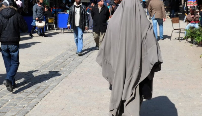 توقيف شخصا متنكرا بجلباب يحمل سلاحا ناريا بالعاصمة