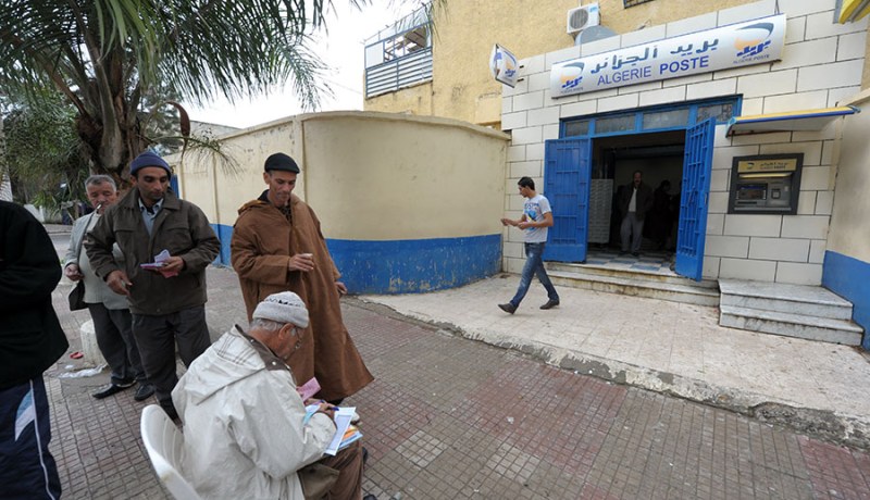 فتاة تورّط رئيس وكالة بريد و10 موظفات في سرقة أموال امرأة متوفاة في سكيكدة