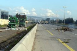 سكان بلدية الركنية يحتجّون ويغلقون الطريق في ڤالمة