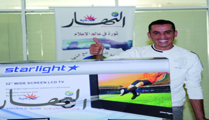 رابع فائز بجائزة‮ ‬النهار ‬لعملية سبر الآراء‮ ‬يتسلّم الجائزة