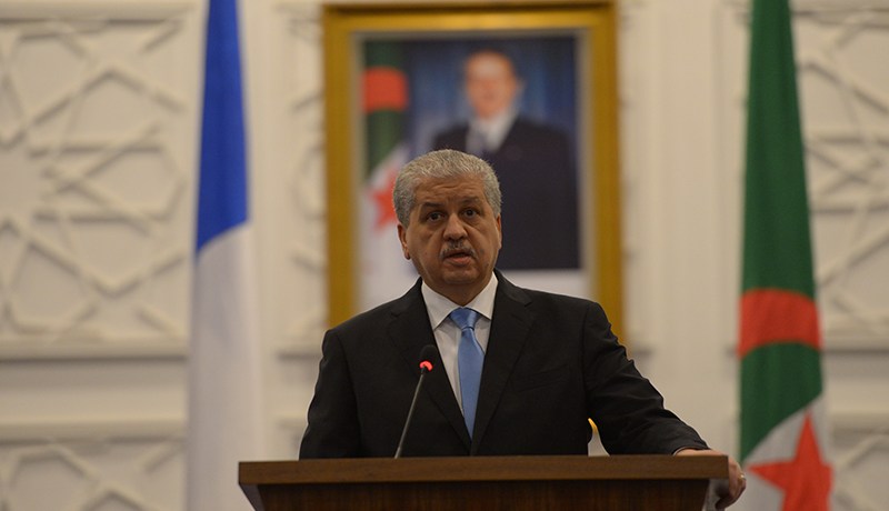 سلال يجري مكالمة هاتفية مع ميركل بعد تأجيل زيارتها إلى الجزائر