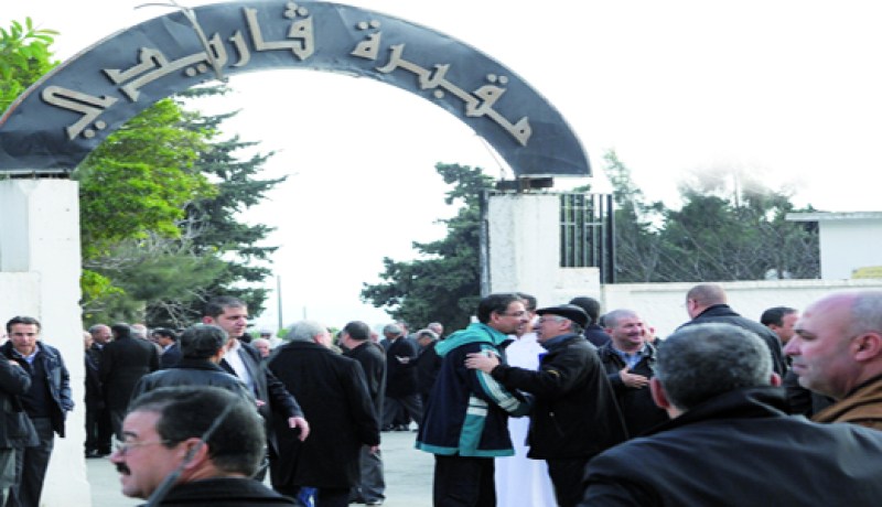 أويحيى‮ ‬يودّع والدته ويواريها الثرى بمقبرة ڤاريدي‮ ‬بالعاصمة