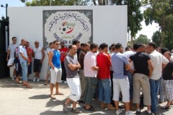 لاعبون يعتصمون أمام الفاف ويهددون باللجوء إلى الفيفا