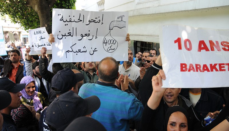الشارع يغلي وبحوزتكم 180 ألف مسكن غير موزع