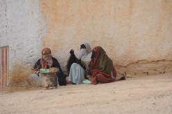 امرأة تحرّض شقيقتيها المراهقتين على التسول وممارسة الدعارة في معسكر