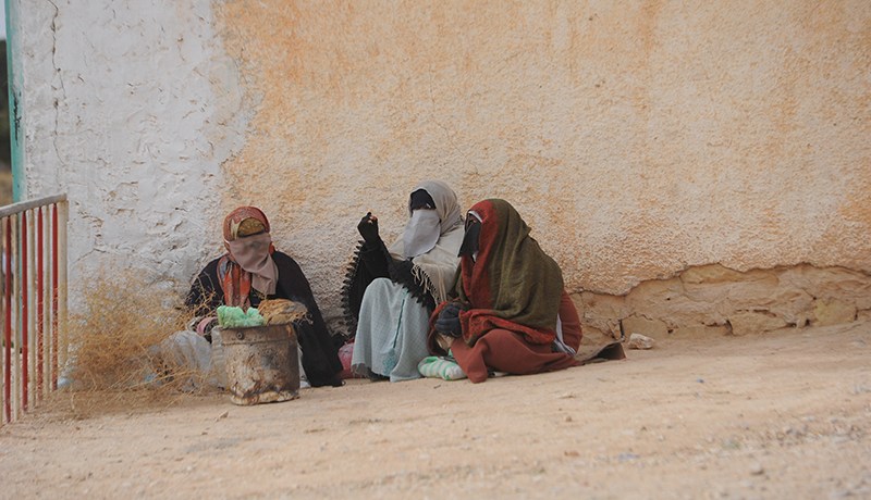 امرأة تحرّض شقيقتيها المراهقتين على التسول وممارسة الدعارة في معسكر