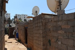 شرطي سابق وموظفات إداريات باعوا «برارك» بمبالغ خيالية في حي الحفرة بوادي السمار