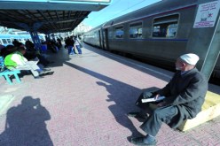 سائق قطار‮ ''‬يتعمد‮'' ‬التأخر في‮ ‬الإقلاع‮ ‬فيضرب من قبل الركاب