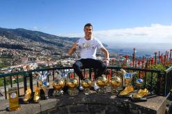 رونالدو يفتخر بجوائزه في مسقط رأسه