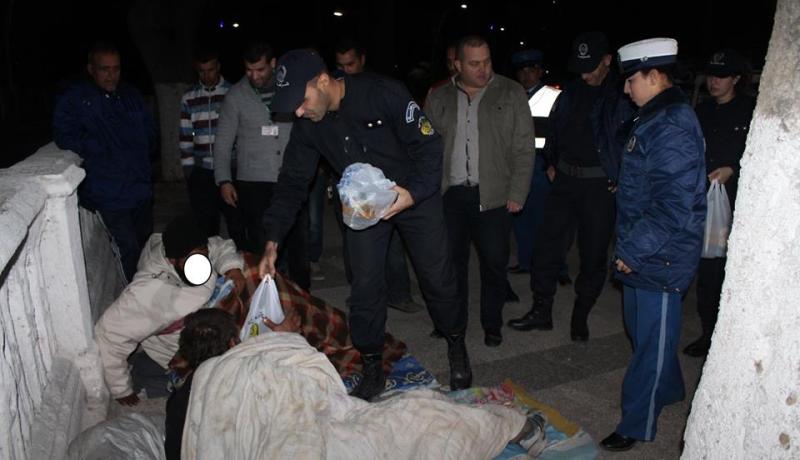 بالصور ..شرطة بجاية تقدم وجبات ساخنة للأشخاص بدون مأوى
