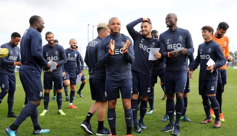 بالفيديو.. أطفال مدرسة “بورتو” يُكرّمون “براهيمي” وسط أجواء رائعة !