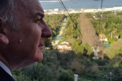 بالصور.. رئيس الـ” MEDEF” يستقل المصعد الهوائي بالعاصمة