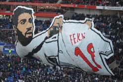 بالصور.. أنصار ليون يرفعون “تيفو” عملاق لفقير